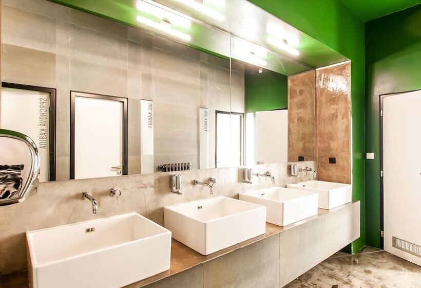 Quarto Quadruplo Estandar Banheiro Compartilhado, Czech Inn