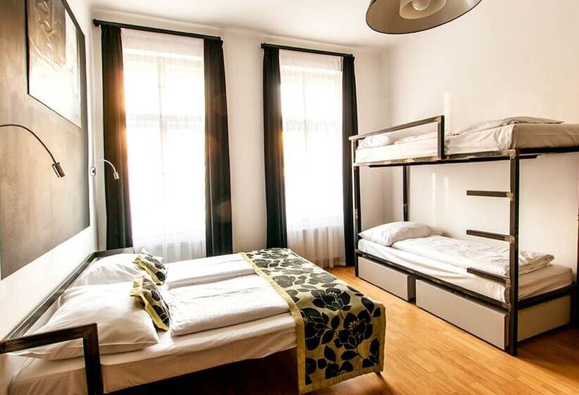 Escritório Estándar, Czech Inn