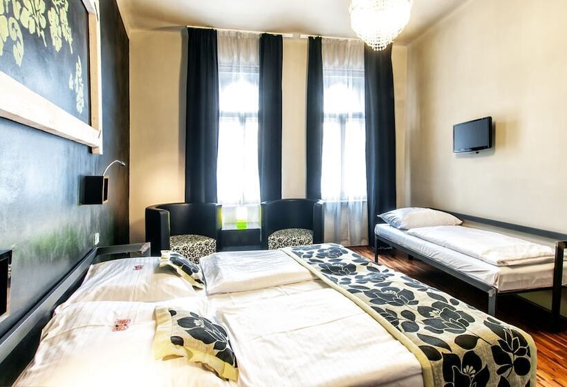 Escritório Estándar, Czech Inn