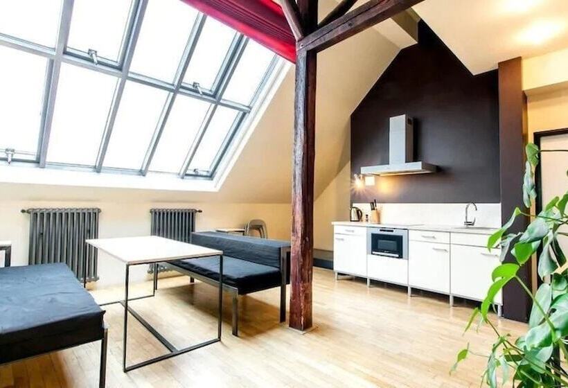 Escritório Estándar, Czech Inn