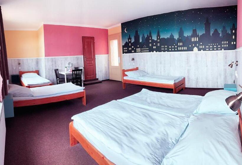 اتاق پنجتخته استاندارد, Hostel Downtown