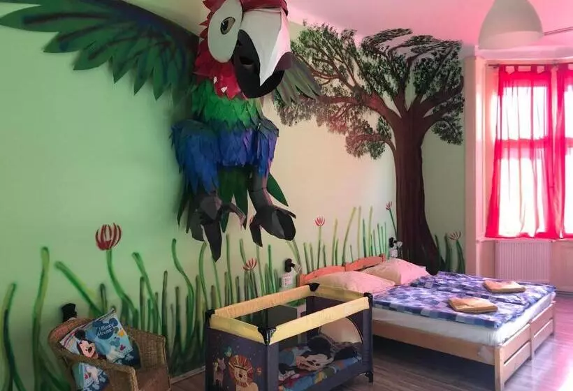 Perhehuone, Hostel Downtown