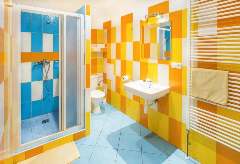 اتاق چهار تخته با دستشویی مشترک, Hostel Downtown