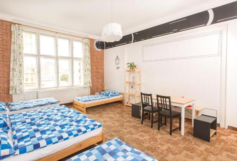 اتاق چهار تخته با دستشویی مشترک, Hostel Downtown
