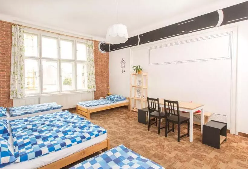 Neljän hengen Economy-huone jaetulla kylpyhuoneella, Hostel Downtown