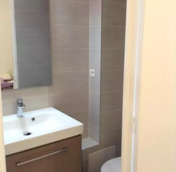 اتاق استاندارد چهار تخته, Hôtel Richard