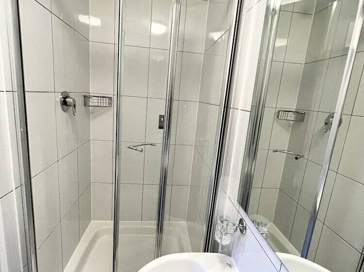 标准三人间, Melbourne House