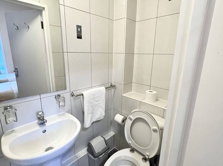 标准三人间, Melbourne House