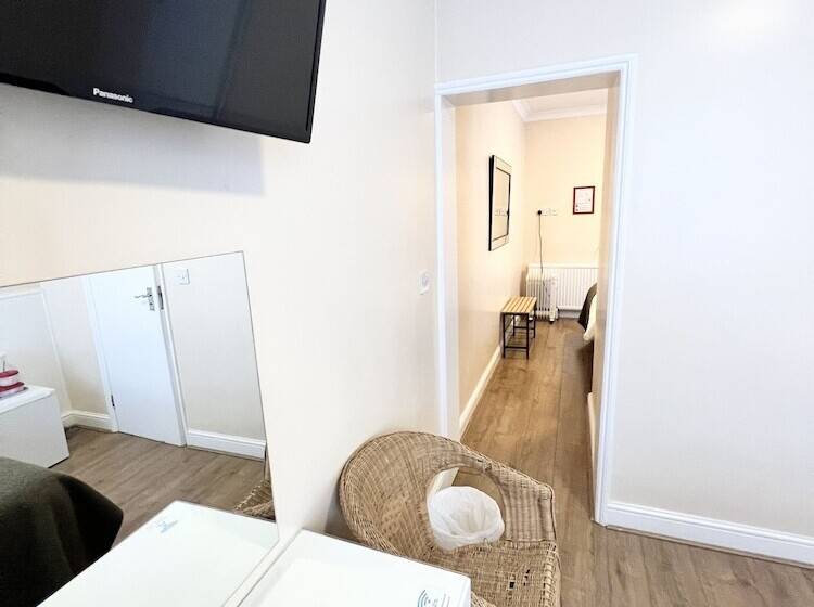 四人标准间, Melbourne House