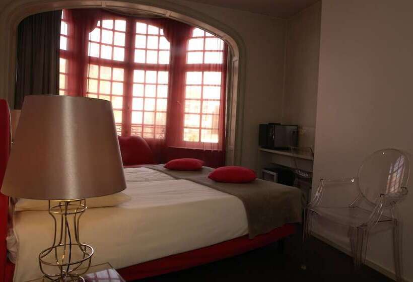 Camera Standard, Monty Small Design