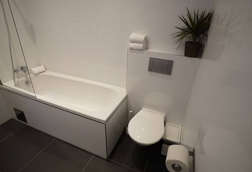 استودیو کامفورت, Royal Road Residence