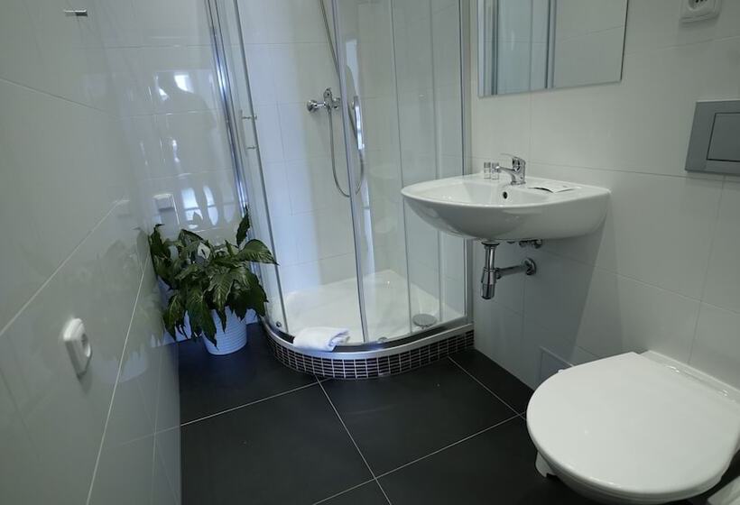 استودیو کامفورت, Royal Road Residence