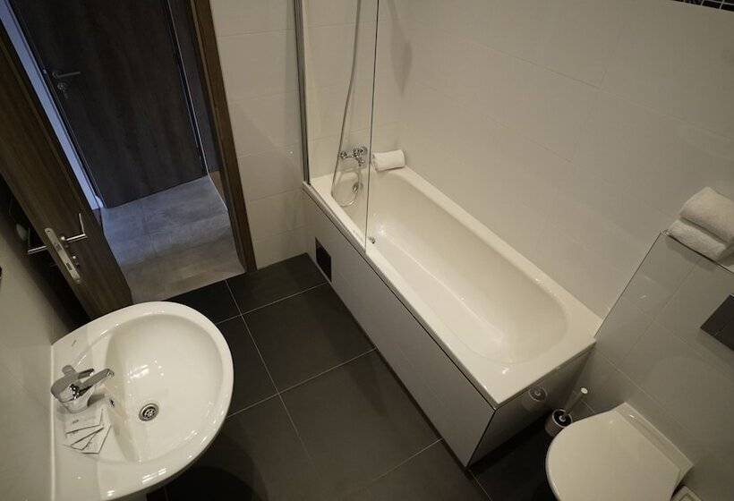 استودیو کامفورت, Royal Road Residence