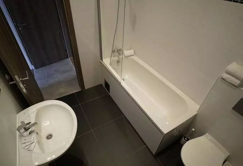استودیو کامفورت, Royal Road Residence