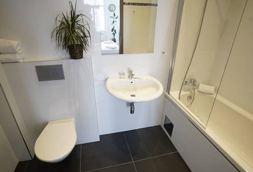 استودیو کامفورت, Royal Road Residence