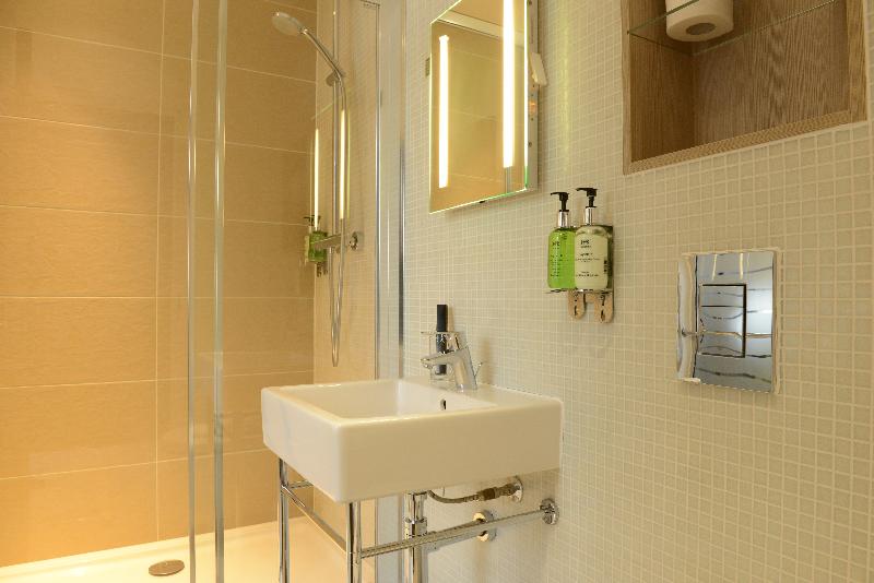 스탠다드 싱글 룸, The Wesley Euston