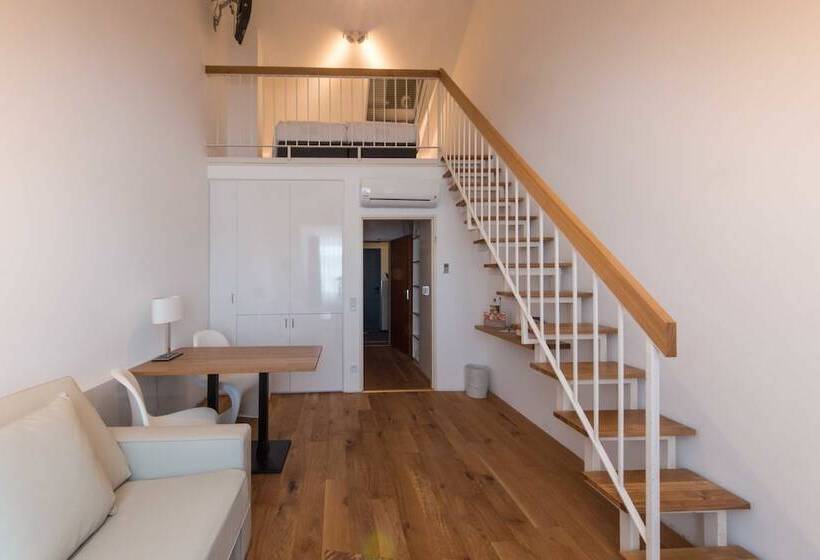 سوییت دوبلکس, Downtown Vi Vadi