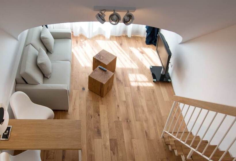 سوییت دوبلکس, Downtown Vi Vadi