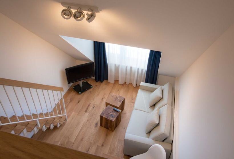 سوییت دوبلکس, Downtown Vi Vadi