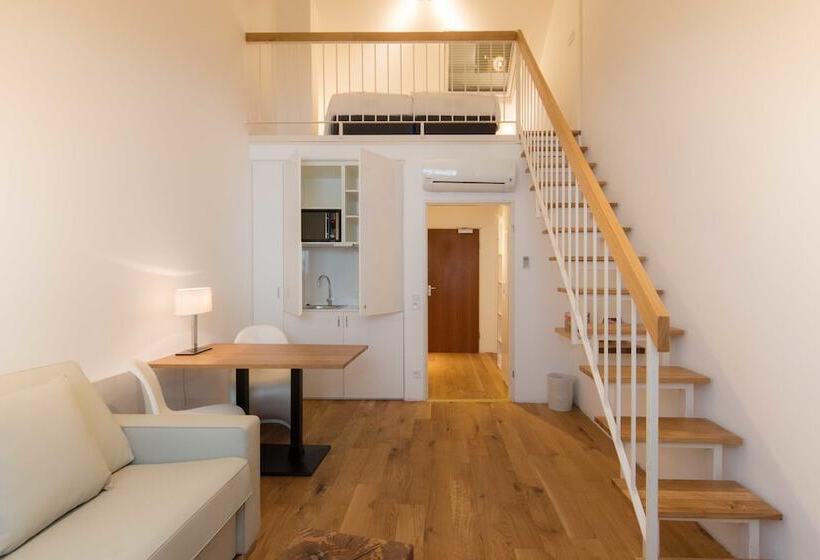 سوییت دوبلکس, Downtown Vi Vadi