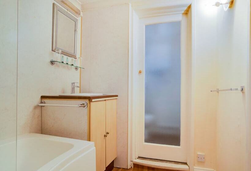 חדר סטנדרט יחיד, The Gullivers