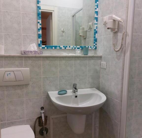 غرفة قياسية مزوَّدة بشُرفة, Nautilus