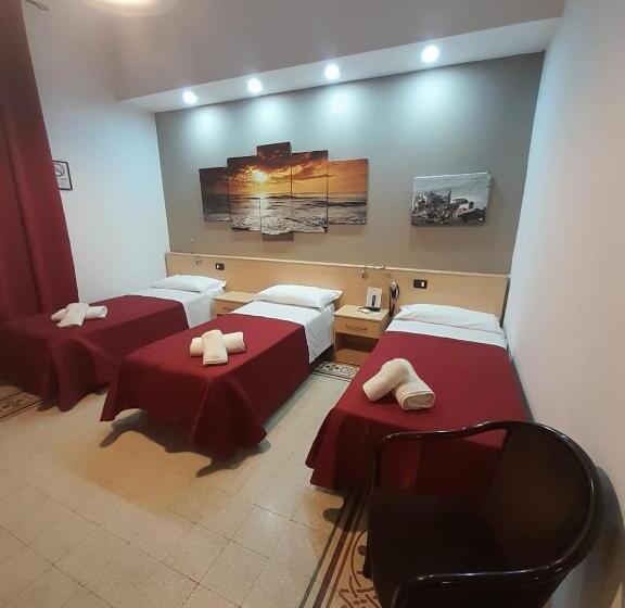 غرفة قياسية ثلاثية مع حمام خارجي, Nautilus