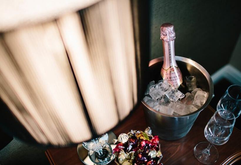 חדר אקזקיוטיב, The Ashbourne