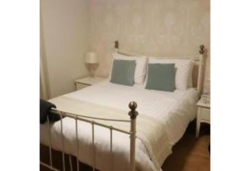 חדר סטנדרט, The Old Lodge