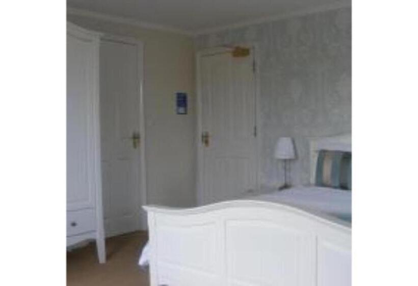 חדר סופריור, The Old Lodge