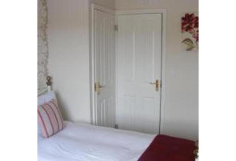 חדר סופריור, The Old Lodge