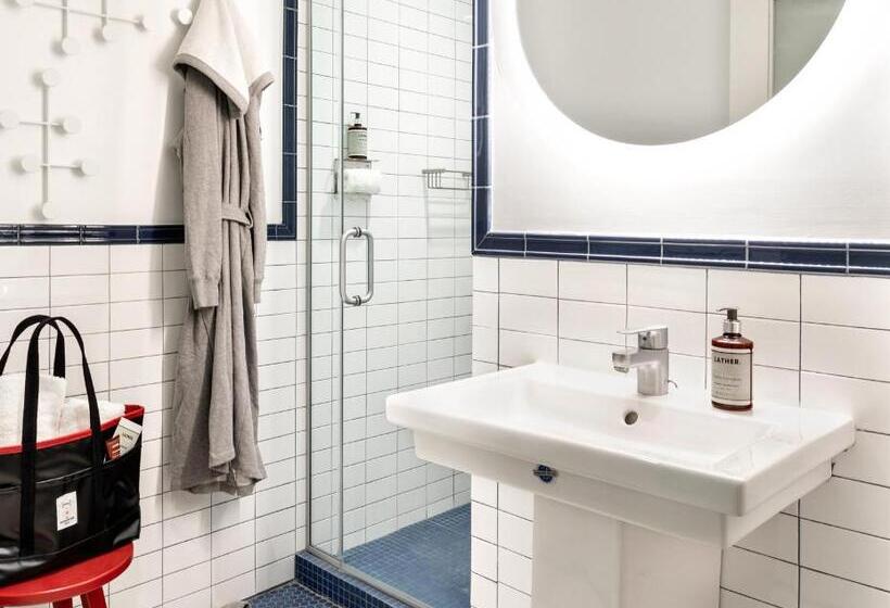 Четырехместный Номер Стандарт, The Revolution