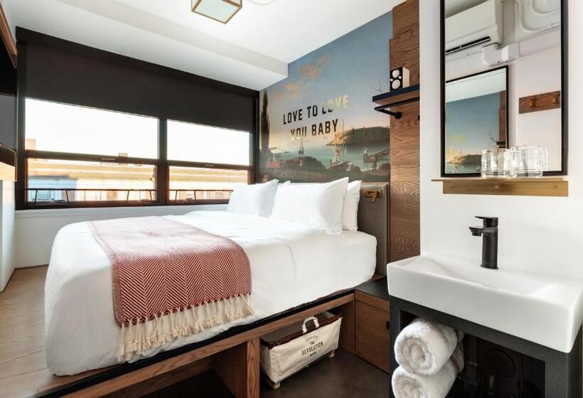 חדר סטנדרט, The Revolution