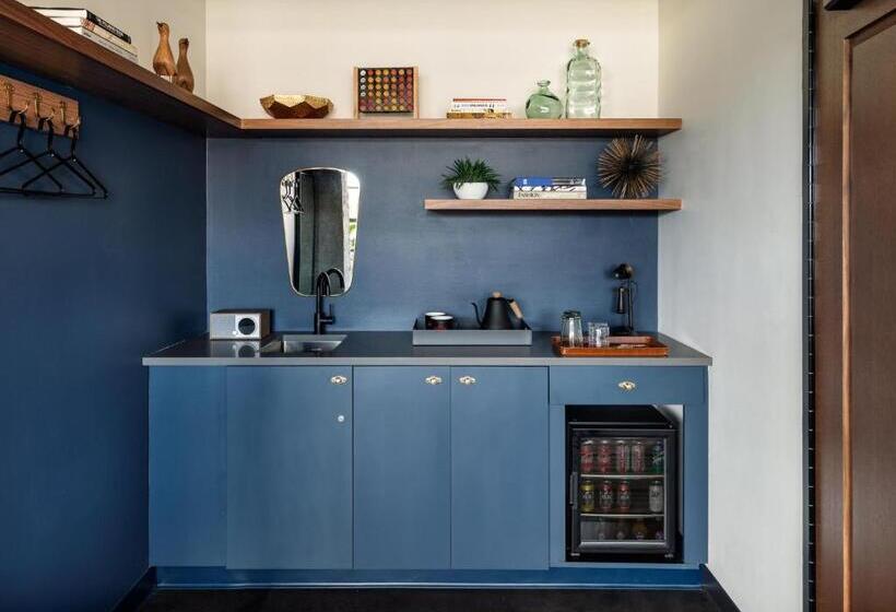 スタンダードスタジオ, The Revolution