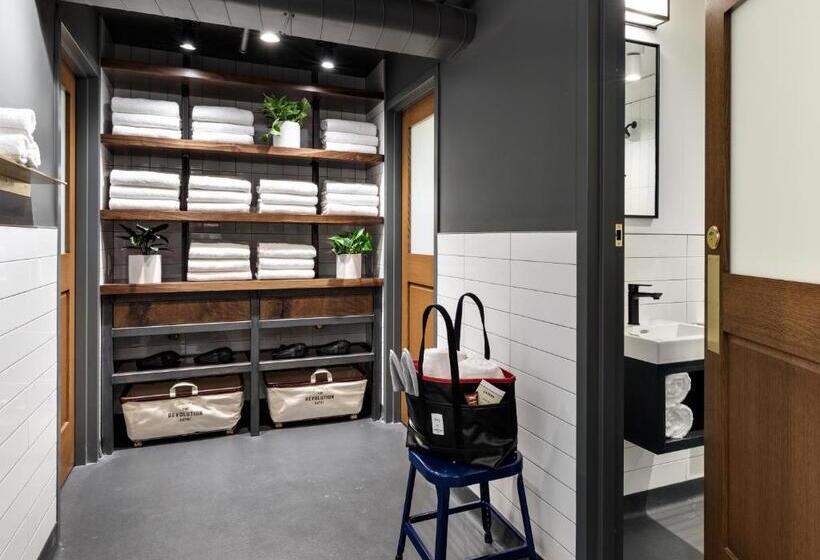 Номер Стандарт Кровать Кинг Адаптированный для Инвалидов, The Revolution