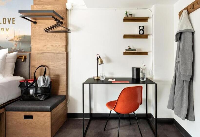 身障者適用キングサイズベッドルーム, The Revolution