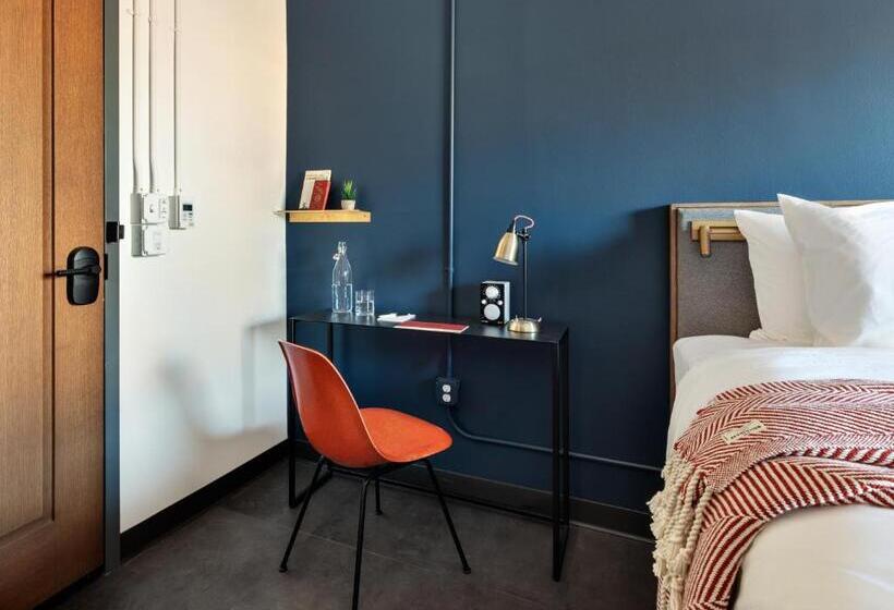 Номер Стандарт Адаптированный для Инвалидов, The Revolution