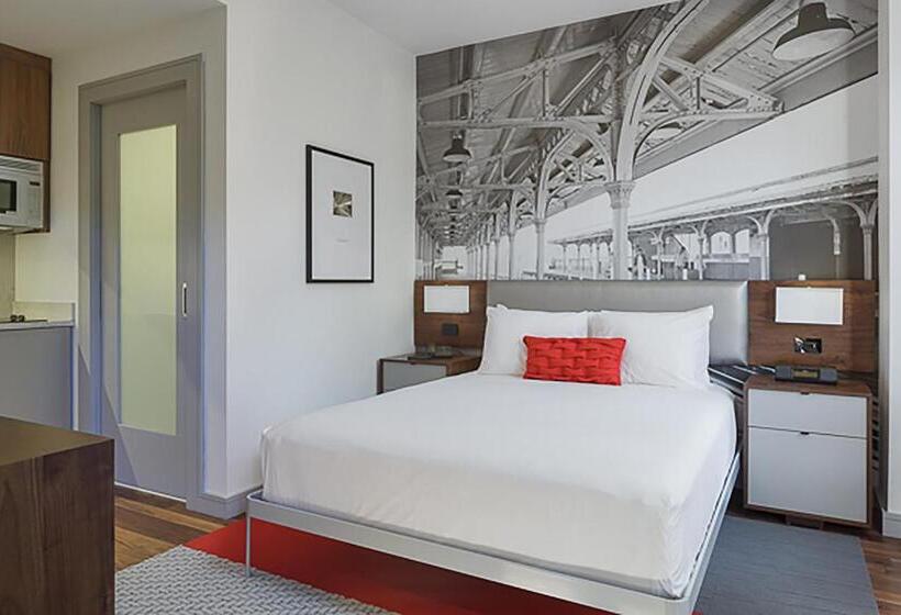 スタンダードルーム, The Revolution