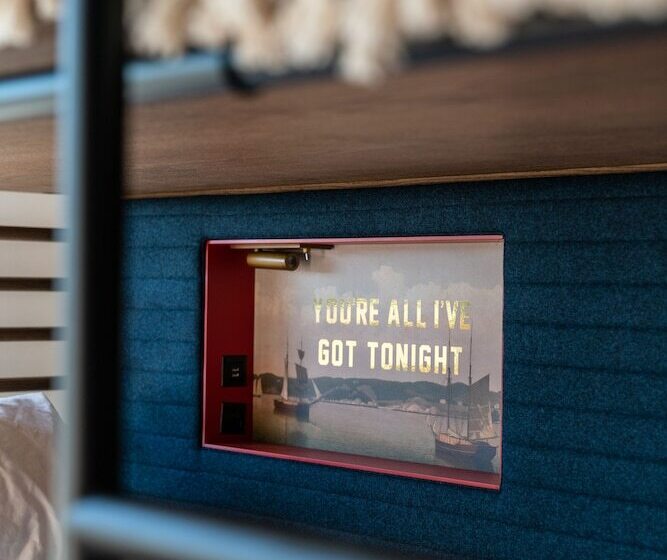 スタンダードルーム, The Revolution