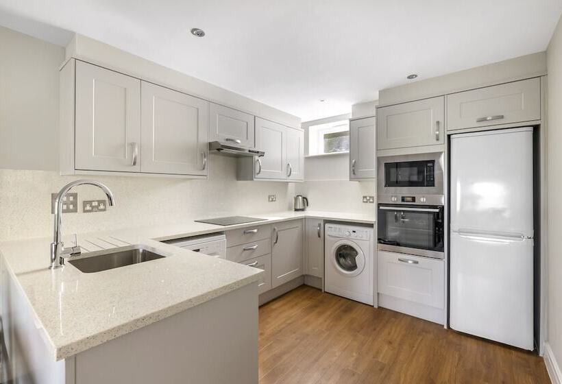 스탠다드 스튜디오, Thurnham Hall Resort