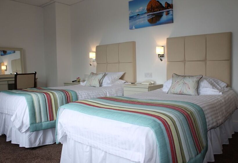 اتاق استاندارد با چشم‌انداز استخر, Westhill Country