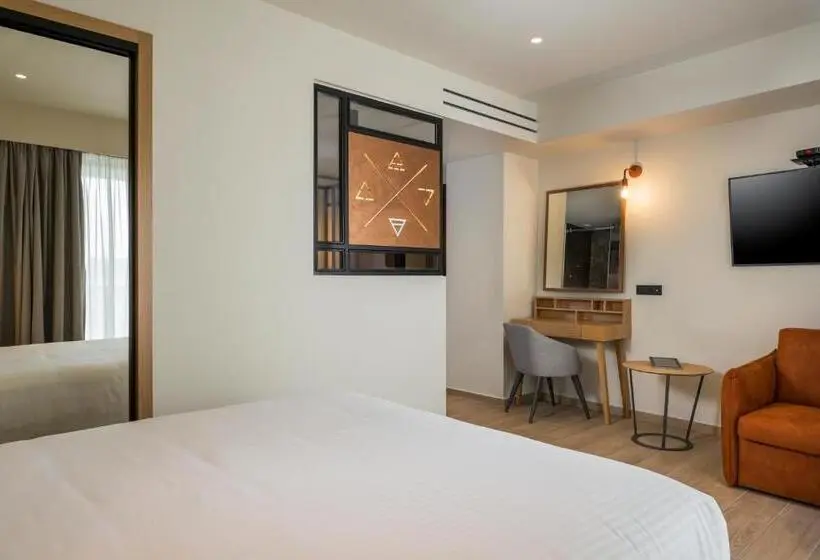 Chambre Triple Standard, Hyperion City