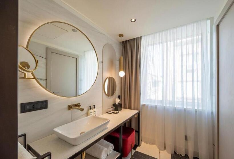 Suite Pat Queen, Indigo Belgrade, An Ihg