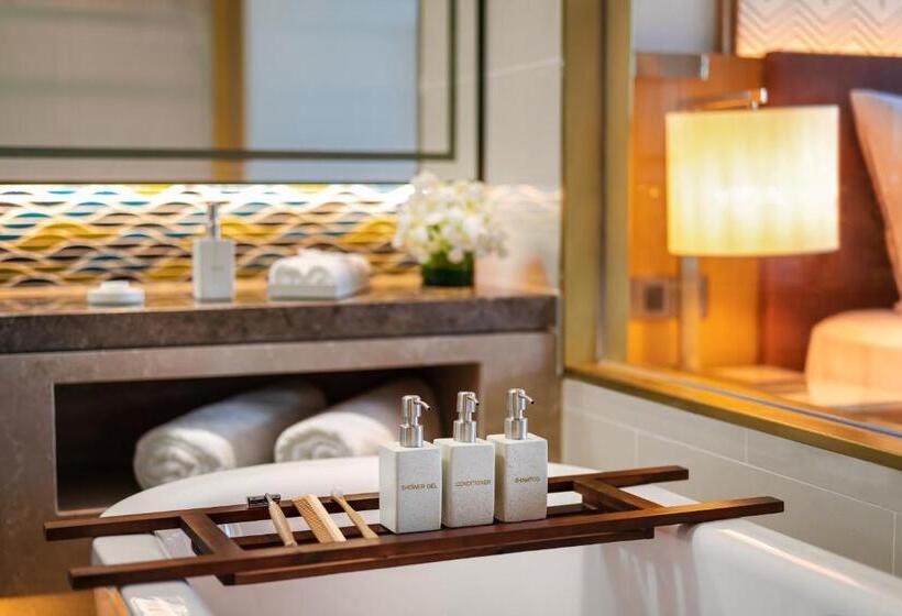 اتاق لوکس با تخت بزرگ, Movenpick Resort Cam Ranh