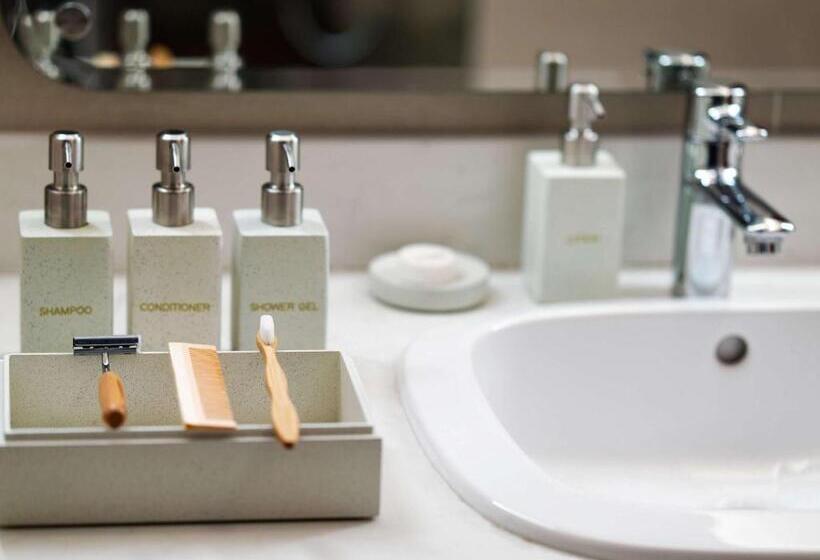 اتاق لوکس با تخت بزرگ, Movenpick Resort Cam Ranh