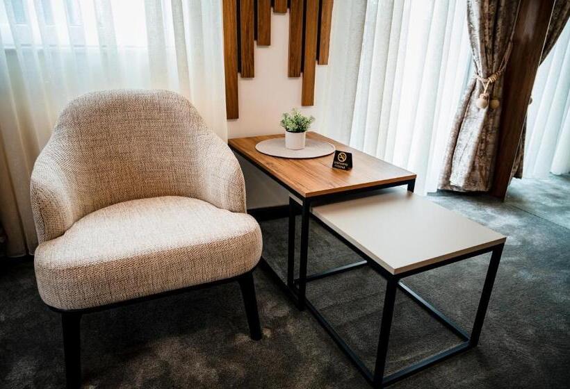 اتاق لوکس با بالکن, Necko