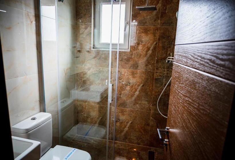 اتاق لوکس با بالکن, Necko