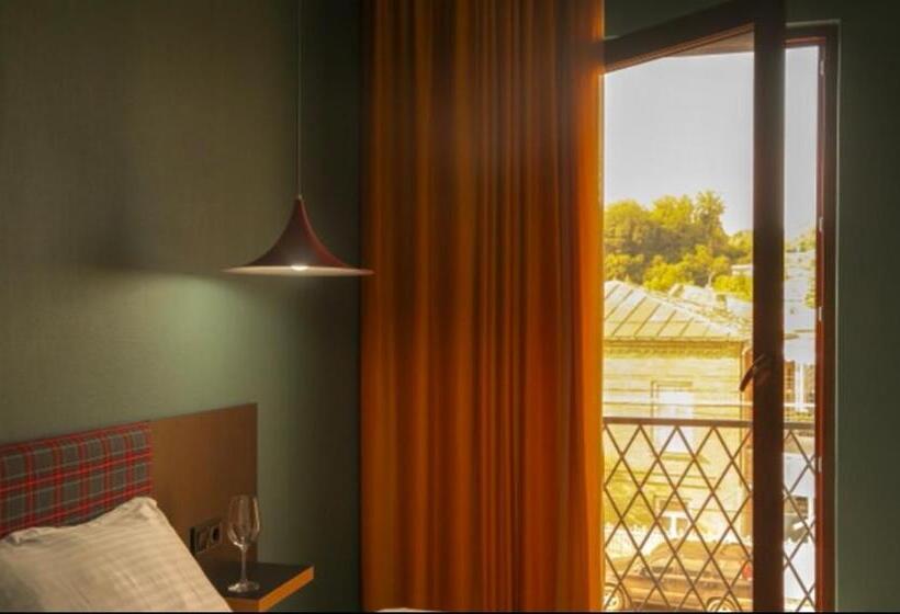 اتاق لوکس با بالکن, Green Rooms