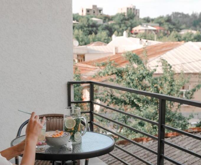 اتاق لوکس با بالکن, Green Rooms