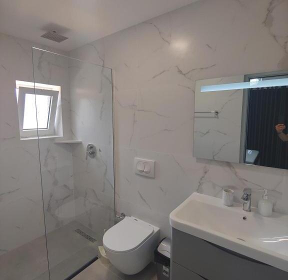 Delüks Üç Kişilik Oda, Villa Leonel Zeka